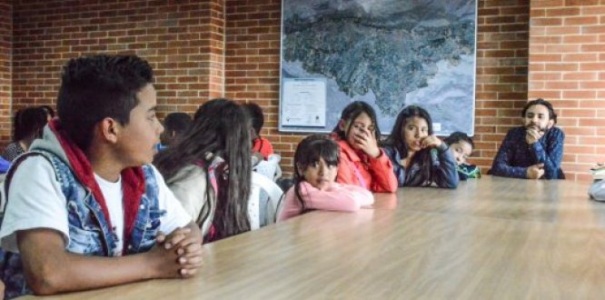 Niños en consejo con el alcalde local