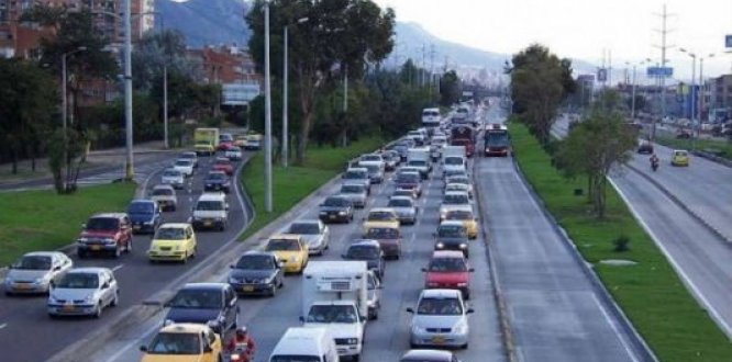 carros en la vía Carros en la vía