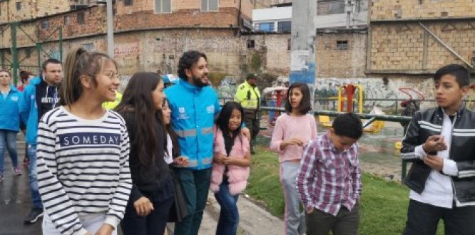 Niños caminan con el alcalde local por los parques Niños caminan con el alcalde local por los parques